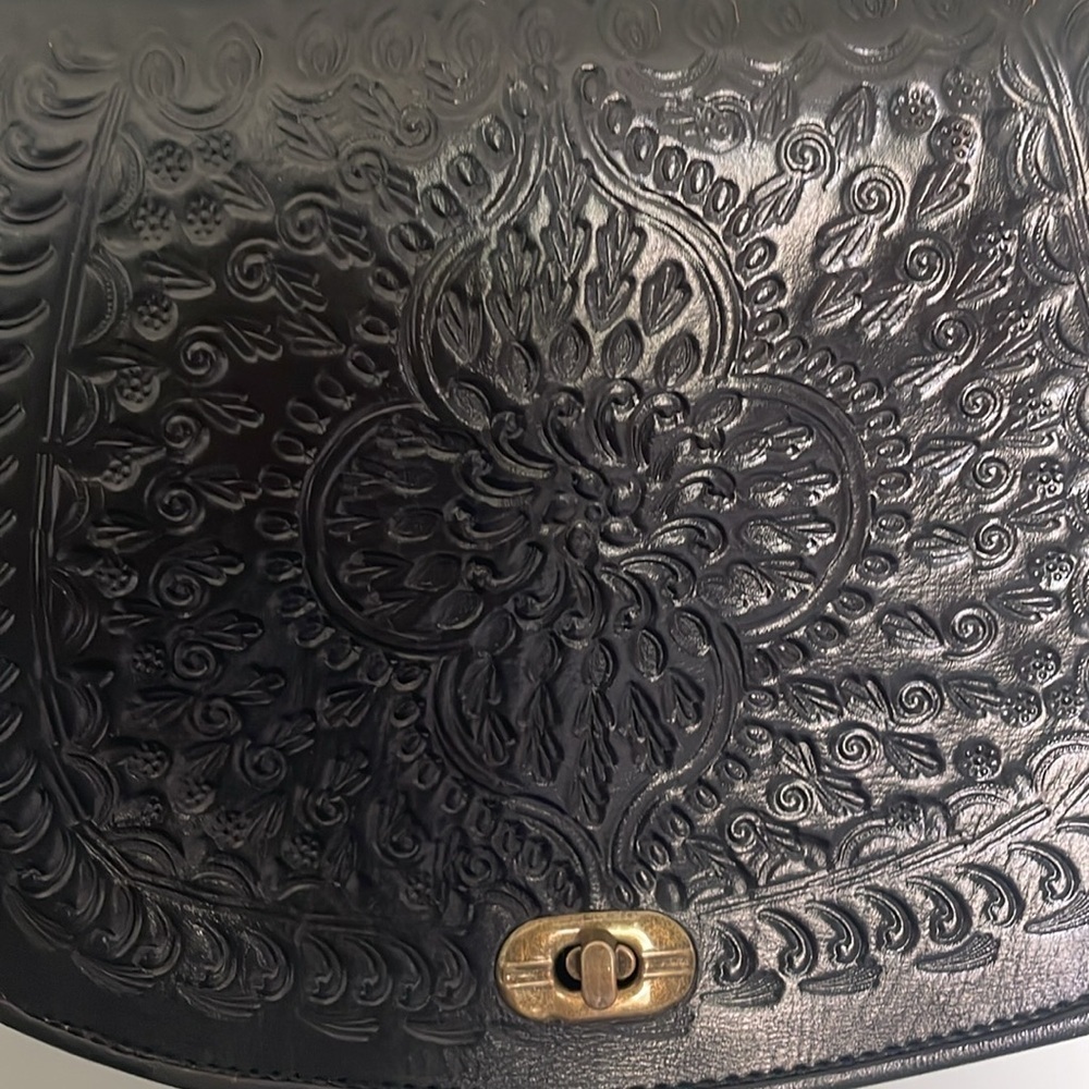 Genuine leather Moroccan hand tooled black leather saddle bag - Picture 3 of 14